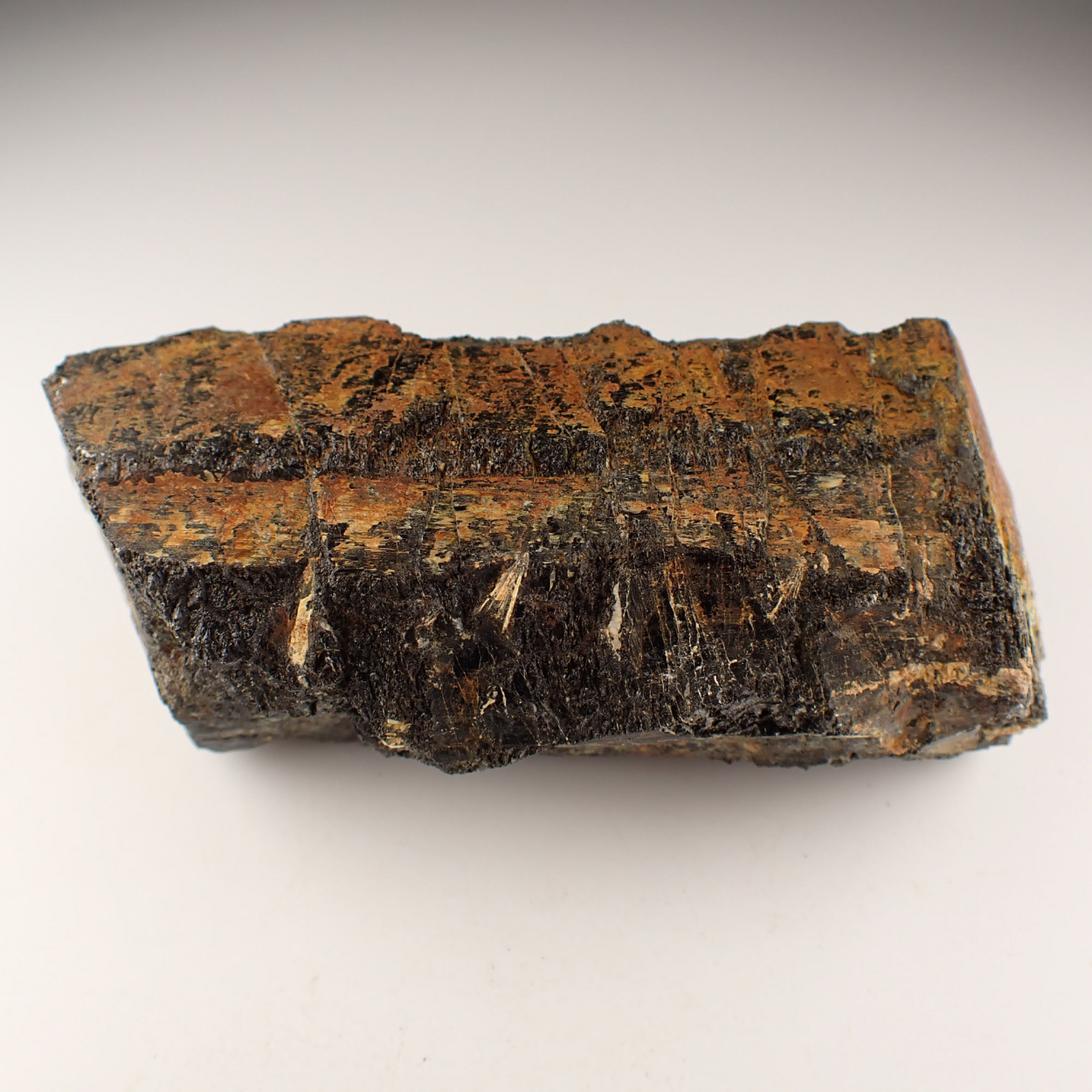Písekite-(Y) On Schorl